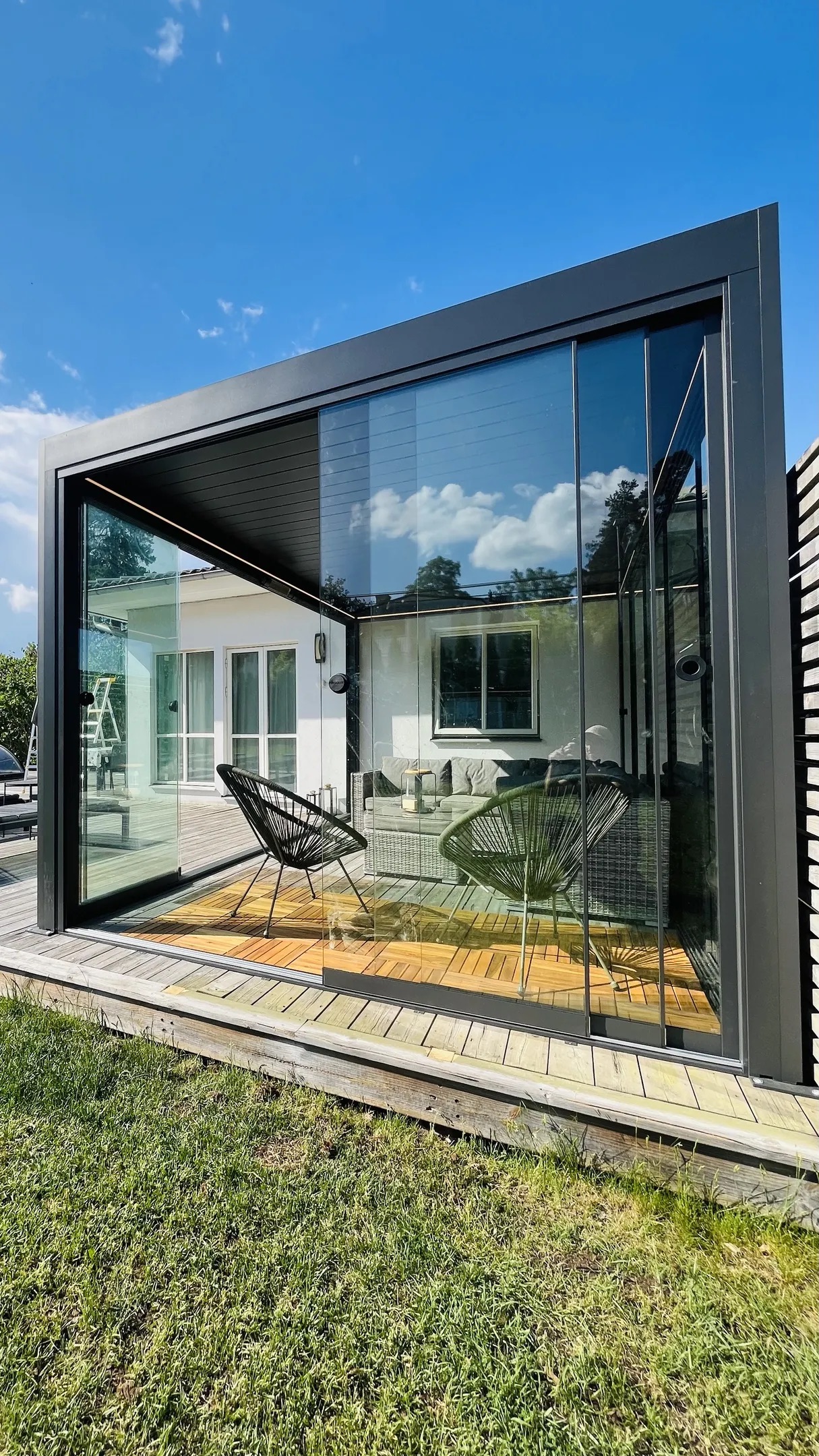 Inglasad PERGOLUX pergola med skjutglas monterad vid vit villa