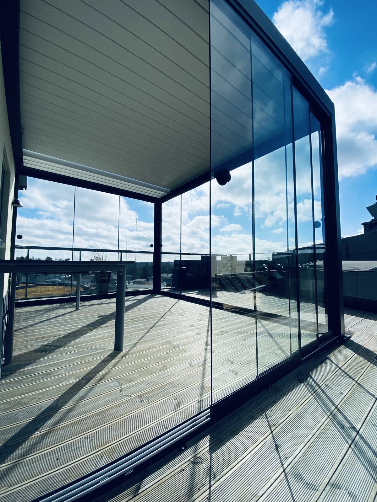 Modern Pergolux pergola installerad på terrass