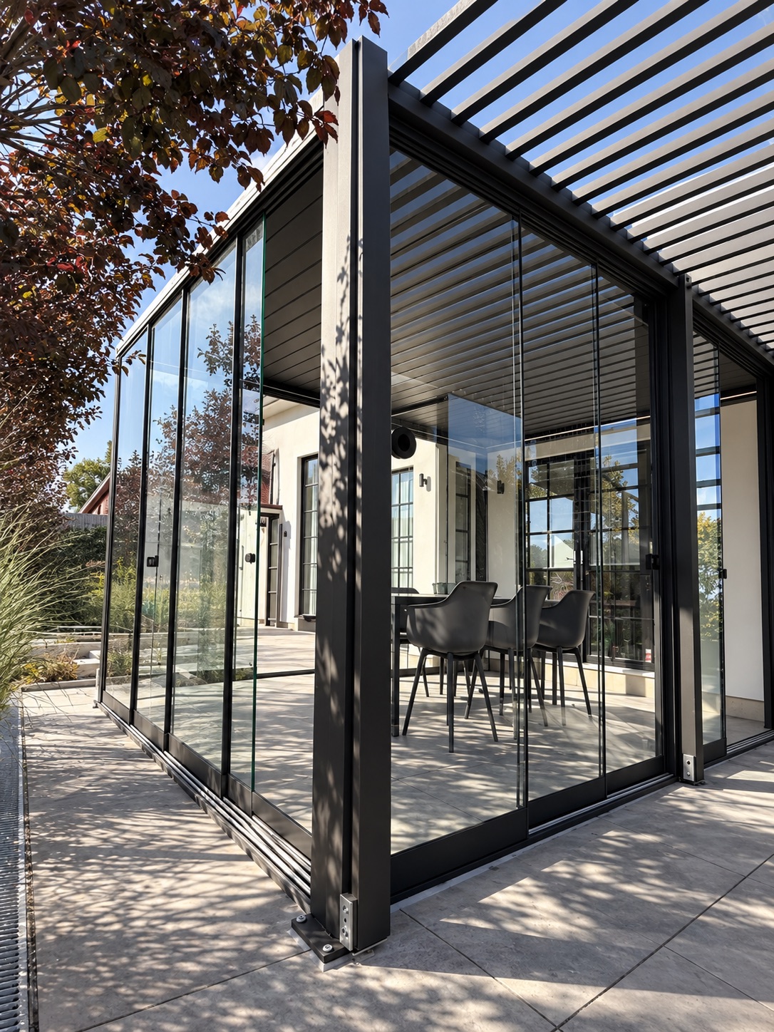 Inglasad PERGOLUX pergola med svartmålat ribbtak och skjutglas