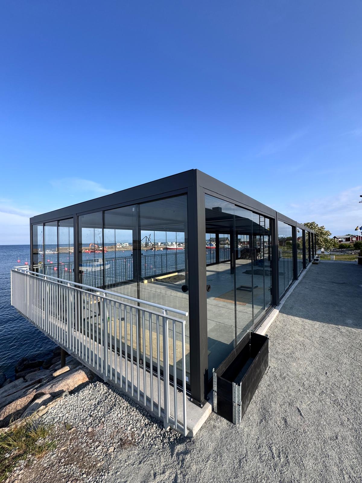 Stor Pergolux pergola installerad på restaurangens uteservering