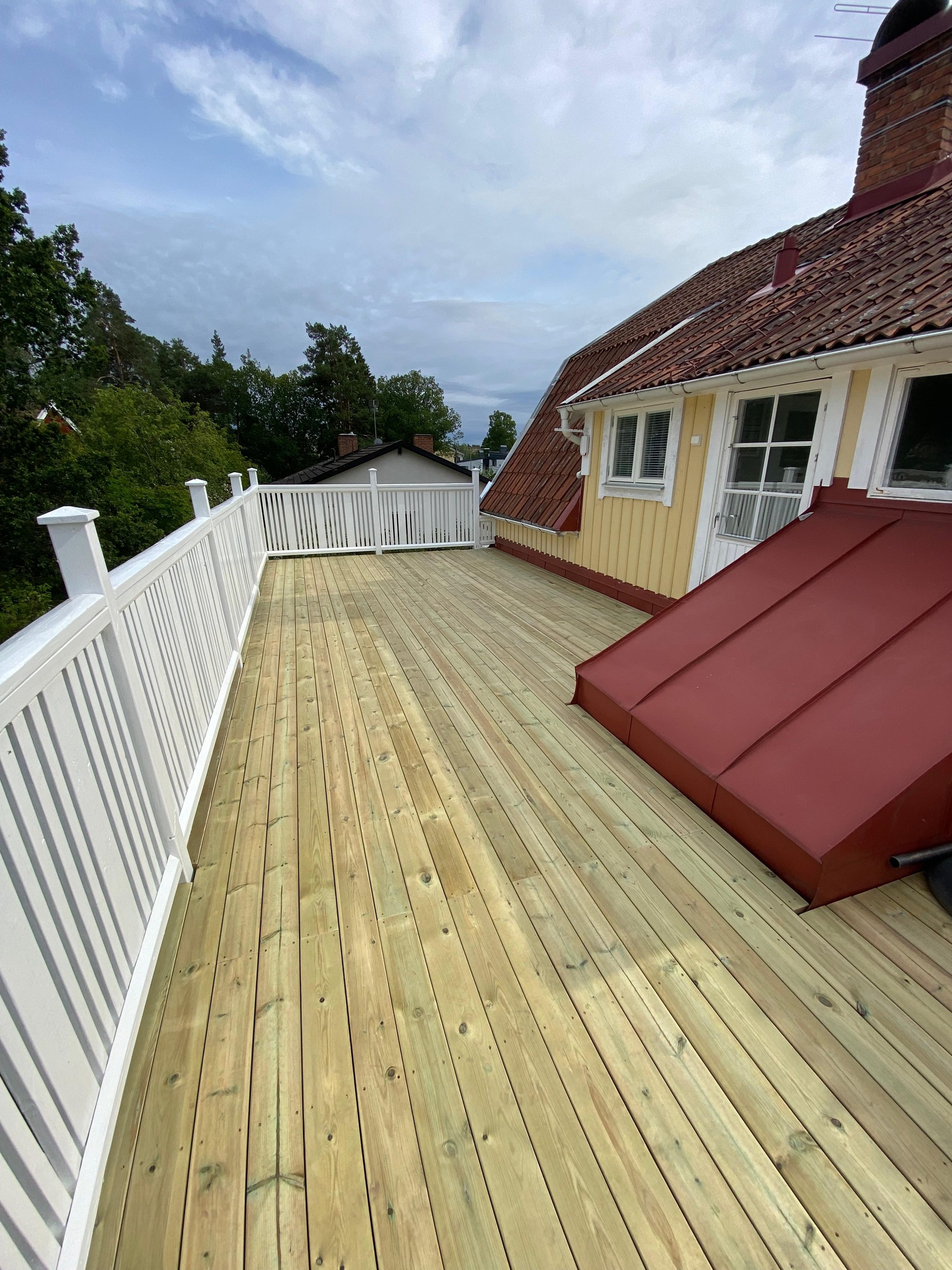 Modern Pergolux pergola installerad på terrass