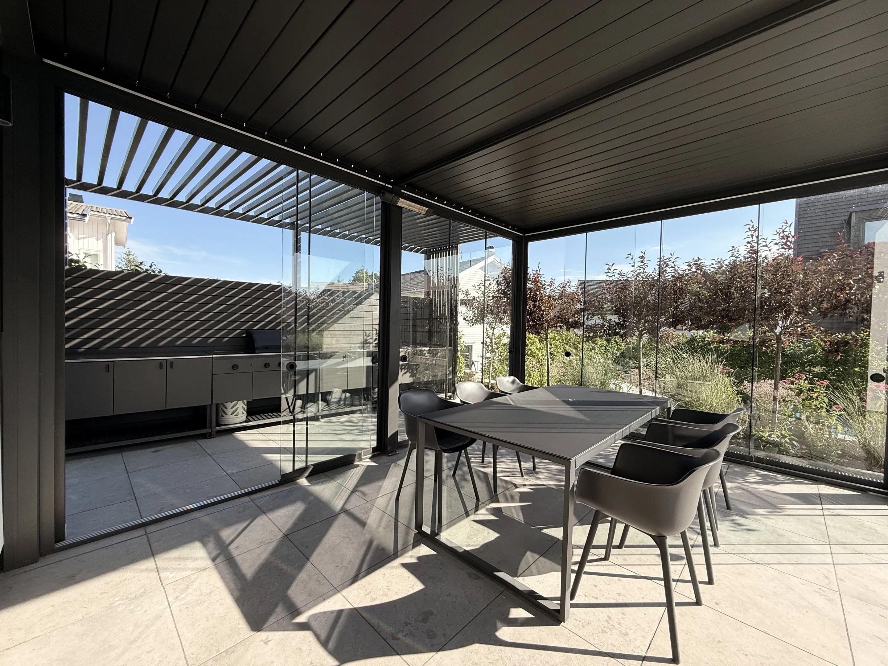 nglasad PERGOLUX pergola med matplats och skjutbara glaspartier