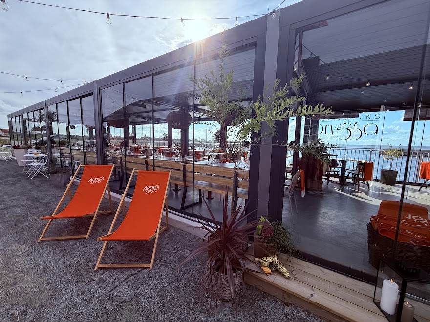 Stor inglasad PERGOLUX pergola skapad som väderskyddad restaurangyta